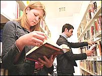 图书馆内的大学生