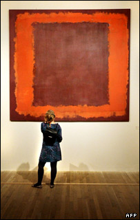 بازدیدکننده در مقابل تابلویی از روتکو