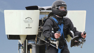 Un hombre volando con un jet pack