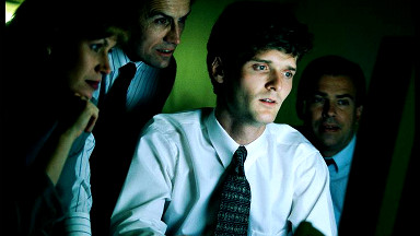 Un grupo ante un computador