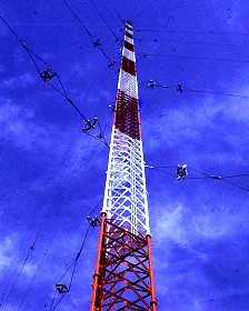 Torre de comunicación rodeada de cables