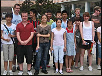 南山中学和维廉姆•布拉德福德社区学校互访学生合影