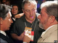 Lula encontra ativista italiano Antonio Verglini e governador gaúcho, Germano Rigotto, ao chegar a Porto Alegre