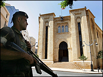 Lübnan meclisi önünde nöbet tutan asker