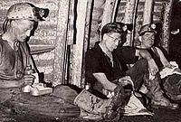 Dai Shot ar y dde yn y llun