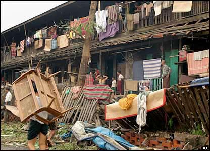 Người dân xây sửa nhà cửa ở Rangoon