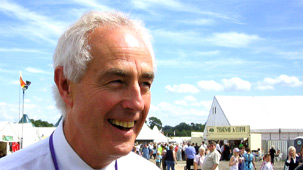 Hywel Wyn Edwards ar y maes