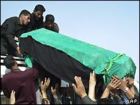 Iraquianos carregam caixão em Karbala 