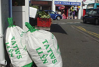 Sachau o datws Llyn a siopau ym Mhwllheli