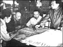 Tướng Giáp và các thành viên cao cấp nhất của Bộ Chính trị trong chiến dịch Điện Biên Phủ