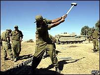 Tankını tamir eden bir İsrail askeri