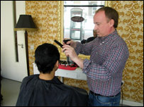 维克给顾客理发