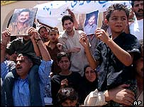 Manifestantes protestam junto com imagem de refém jordaniano