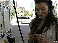 Motorista em posto de gasolina