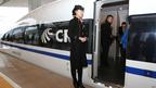 鄭州東至北京西G90次列車服務員在鄭州東站站台引導乘客（中新社圖片26/12/2012）