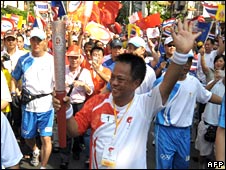 Bangkok cho tới nay đã tránh được những cảnh hỗn loạn như khi đuốc được rước ở London và Paris