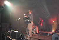 Dafydd Iwan yn perfformio