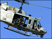 Helicóptero militar americano sobrevoa Falluja