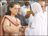 سونیا گاندھی نے لوگوں میں تحائف تقسیم کیئے