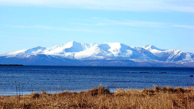 A' coimhead tarsainn gu Eilean Arainn