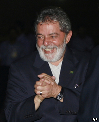 O presidente Luiz Inácio Lula da Silva ao desembarcar no aeroporto de Nova Délhi