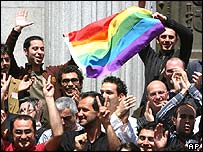 ہسپانیہ میں ہم جنس پرستوں کی شادیوں کو تسلیم کرنے کے حق میں ووٹنگ کے بعد خوشی کا اظہار