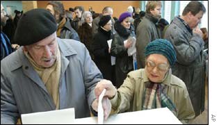 Mnoho voličů odradily od 'občanské povinnosti' mrazy