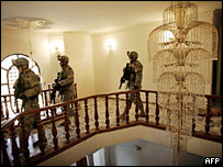 Američtí vojáci v soukromém domě