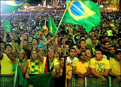 Các cổ động viên Brazil không có vẻ cùng xem trận đấu với hàng trăm ngàn người hâm mộ trên màn hình lớn ở Berlin