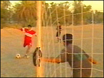 Crianças jogando bola em Bagdá