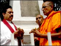 Ellawala medhananda thero (R) with President Rajapaksa