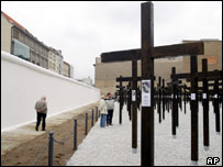 Ekim ayında dikilen, salı günü de yıkılan anıt