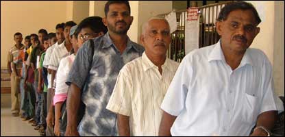 General public staying in a queue in Ampara to send telegrams to President (photo Wasantha Chandrapala)