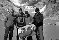 Roob Liscombe, Iolo Williams, Gwen Davies a John Evans gyda Mynydd Fitzroy yn y cefndir