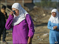 Mulher chora perda de familiares em Banda Aceh