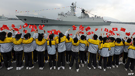 香港小學生揮舞中國國旗與香港區旗迎接解放軍艦艇到臨（資料圖片）