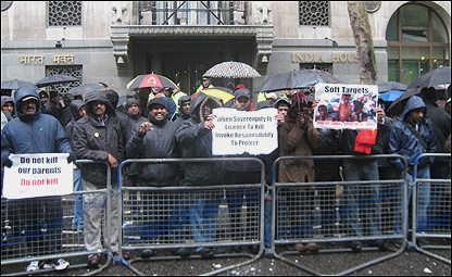 Tamil protesters in front of Indian High Commission (photo: Poopalaratnam Seevagan)