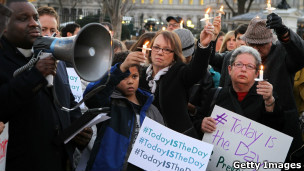 约200人聚集在白宫外举行烛光集会