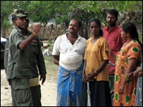 श्रीलंकाई सैनिक गाँववालों के साथ