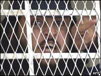 Tel örgülerin ardından sesini duyurmaya çalışan bie sanık