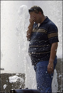 Homem se refresca em fonte em Praga