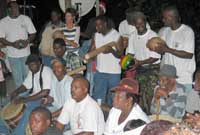 Canu mewn plygain Caribiaidd