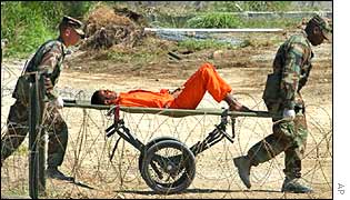 Zacházení s afghánskými vězni na vojenské základně Guantanamo se stalo předmětem kritiky 