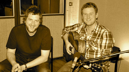 Lluniau sesiwn Dan Lloyd ar gyfer Yr Ystafell Fyw ar C2.