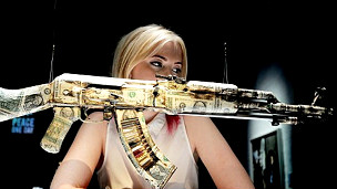 用紙幣包裹的步槍