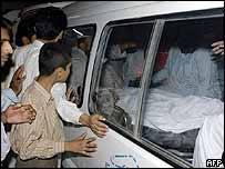 Corpo do clérigo muçulmano sunita Mufti Mohammed Jamil numa ambulância