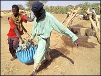 Yiyecek taşıyan Afrikalılar