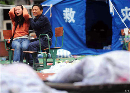 Thân nhân của những người xấu số tại nhà xác dựng tạm ở Deyang, Tứ Xuyên, 14/05