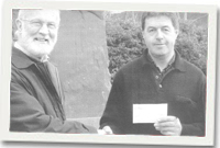 Emyr Pughe yn rhoi siec werth mil o bunnau i'r Blewyn