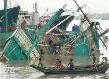 Thuyền bè bị phá hủy ở ngoại ô Rangoon